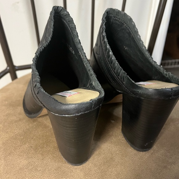 COPY - Kristen Cavalleri Chinese Laundry clog style slide on heels! Like New - Picture 3 of 5